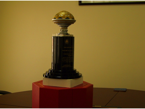 تسليم جائزة توطين لمجموعة العالمية في مسقط